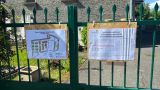 Panneaux d'information affichés aux portes du cimetière
