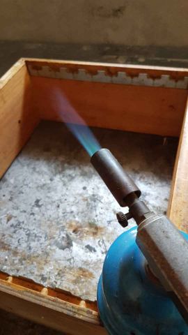 La Ruche pédagogique Champagnier : nettoyage à la flamme