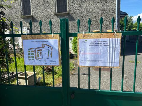 Panneaux d'information affichés aux portes du cimetière