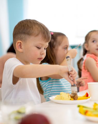 Enfant cantine école de Champagnier